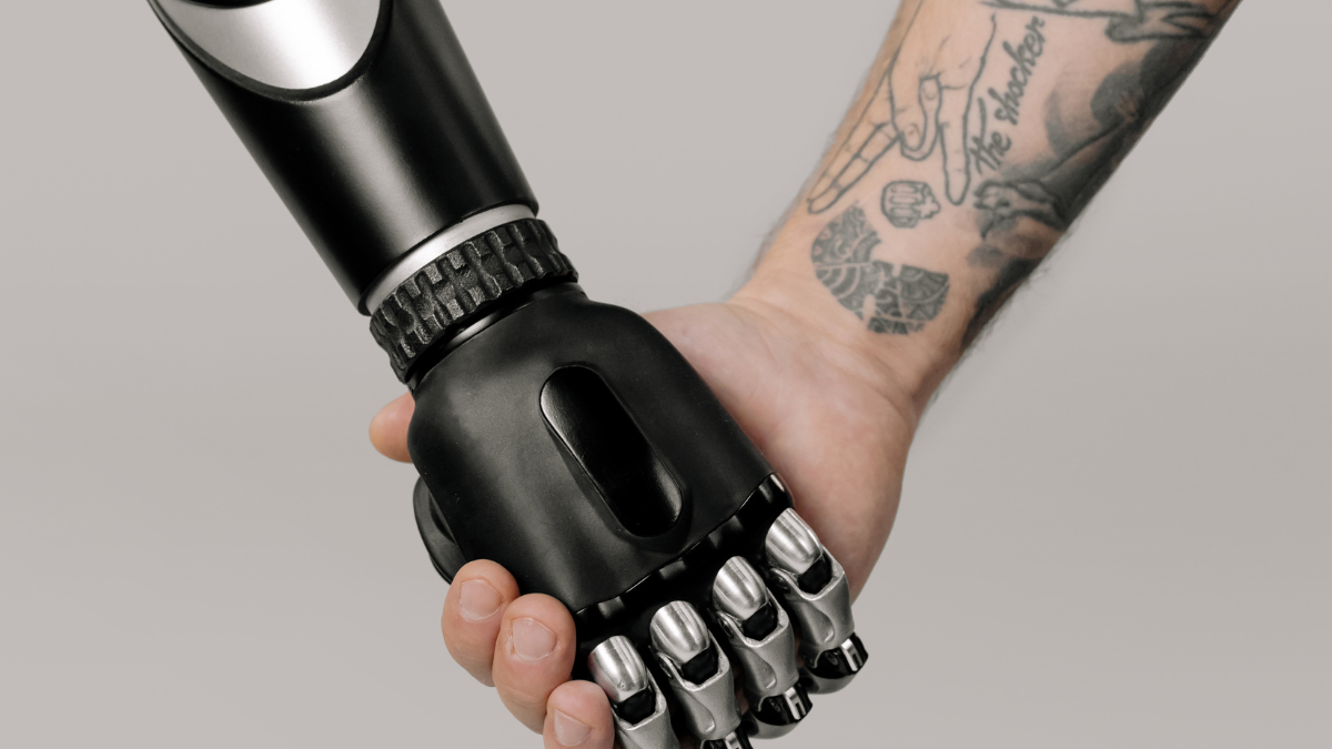 Demis Hassabis, líder de DeepMind, explicó que la AGI enfrenta obstáculos técnicos y éticos antes de hacerse realidad