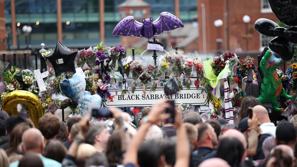 La ciudad inglesa de Birmingham dio su último adiós este miércoles a Ozzy Osbourne (1948-2025), su 'príncipe de las tinieblas