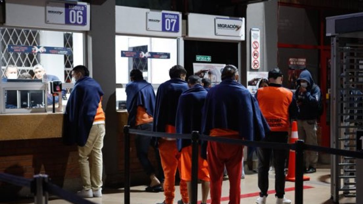 Según datos oficiales, al menos 210 personas fueron trasladadas desde centros penitenciarios de Ecuador hasta el límite fronterizo.