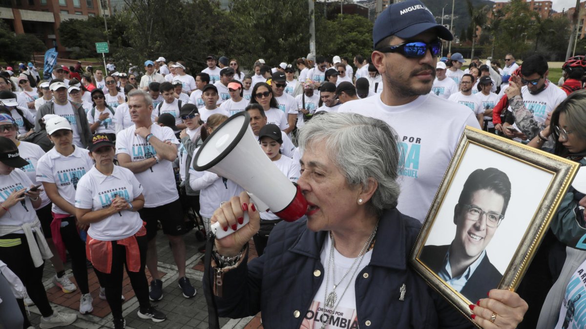 Personas participan en la 'Carrera por la vida', en apoyo al senador y precandidato presidencial Miguel Uribe Turbay, Bogotá (Colombia).