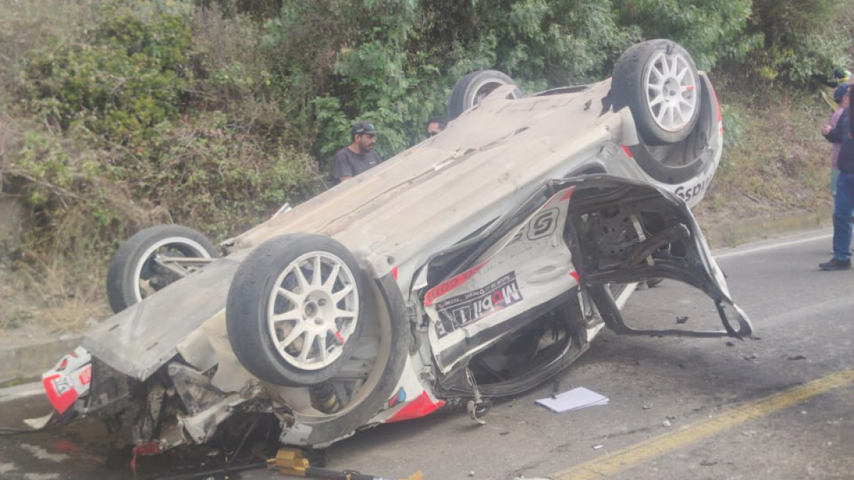 Así quedó el vehículo que participaba en la Vuelta Automovilística después de estrellarse contra los aficionados.