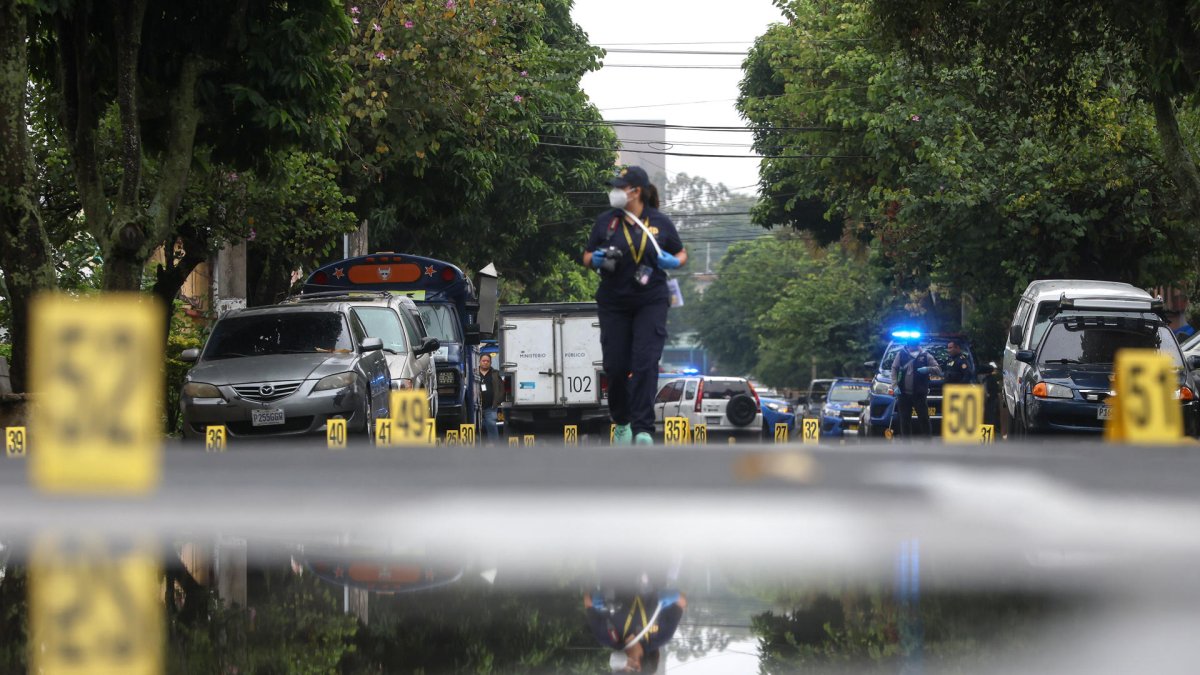 Un integrante del Ministerio Público custodia la zona donde se registró el ataque armado en Ciudad de Guatemala (Guatemala).