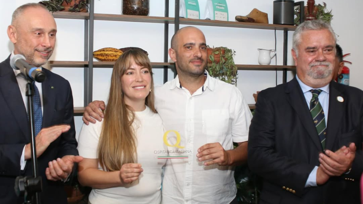 Propietarios de la heladería Delizium recibieron el reconocimiento de la embajada de Italia.