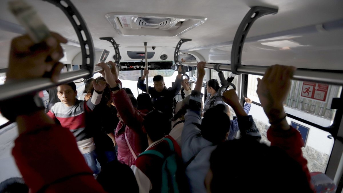 Caos.  La limitada frecuencia de buses en Collaquí obliga a usuarios a hacer largas filas y viajar apretados. Se ha convertido en un malestar.