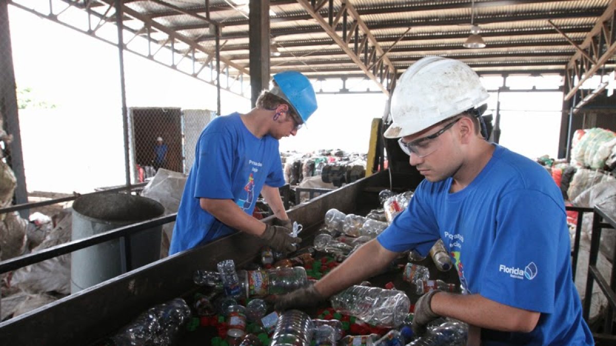 El trabajo de reciclar botellas plásticas.
