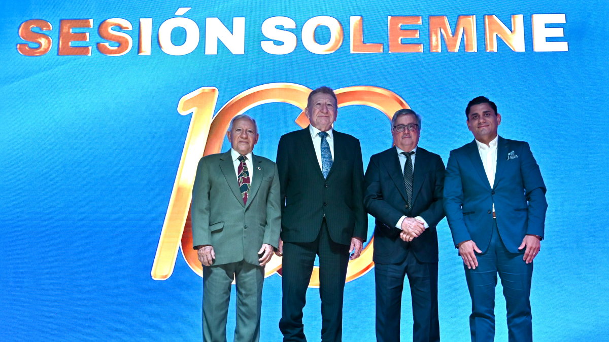 Roberto Ibáñez (d), actual titular de Fedeguayas, juntos a tres expresidentes homenajeados en la ceremonia de aniversario.