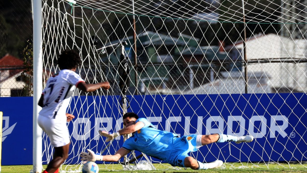 Edson Reséndez el arquero de Aucas fue la figura en los penales.