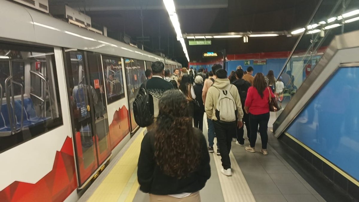 Más de 20 personas tuvieron que esperar en El Ejido para lograr abordar el Metro de Quito y trasladarse hacia el norte de la capital.