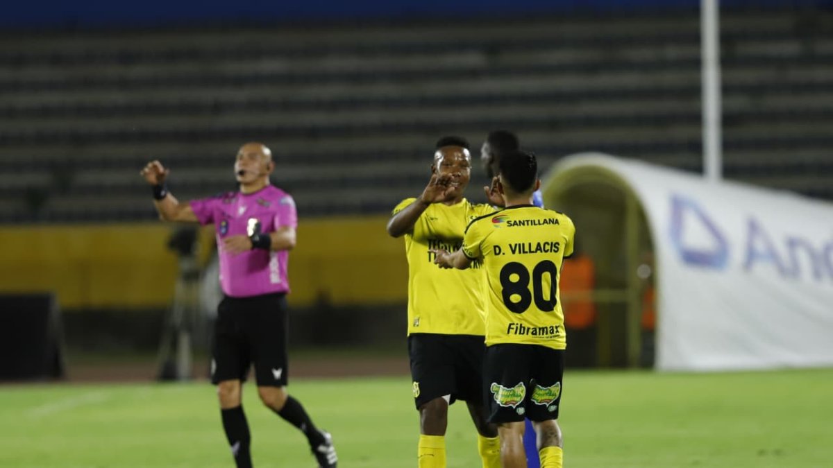Darío Villacís del Miguel Iturralde festejando el gol ante Emelec en Copa Ecuador.