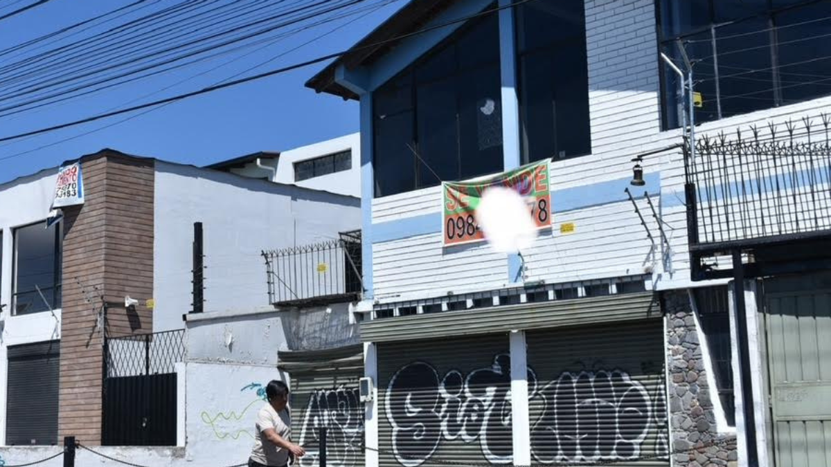 En la av. Amazonas, frente al Parque Bicentenario, norte de Quito Quito, algunos muros, están llenos de rayones.