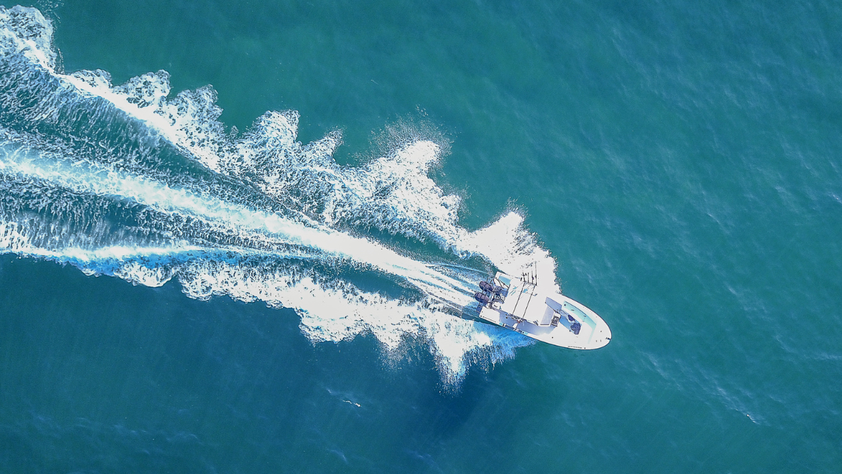 Imagen referencial de una lancha en mar abierto.