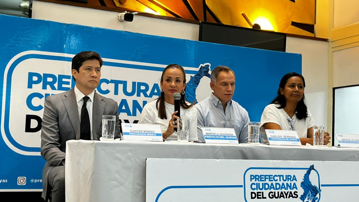 Marcela Aguiñaga, prefecta del Guayas, durante la rueda de prensa donde advirtió que no cederá ante chantajes por el caso del paso elevado