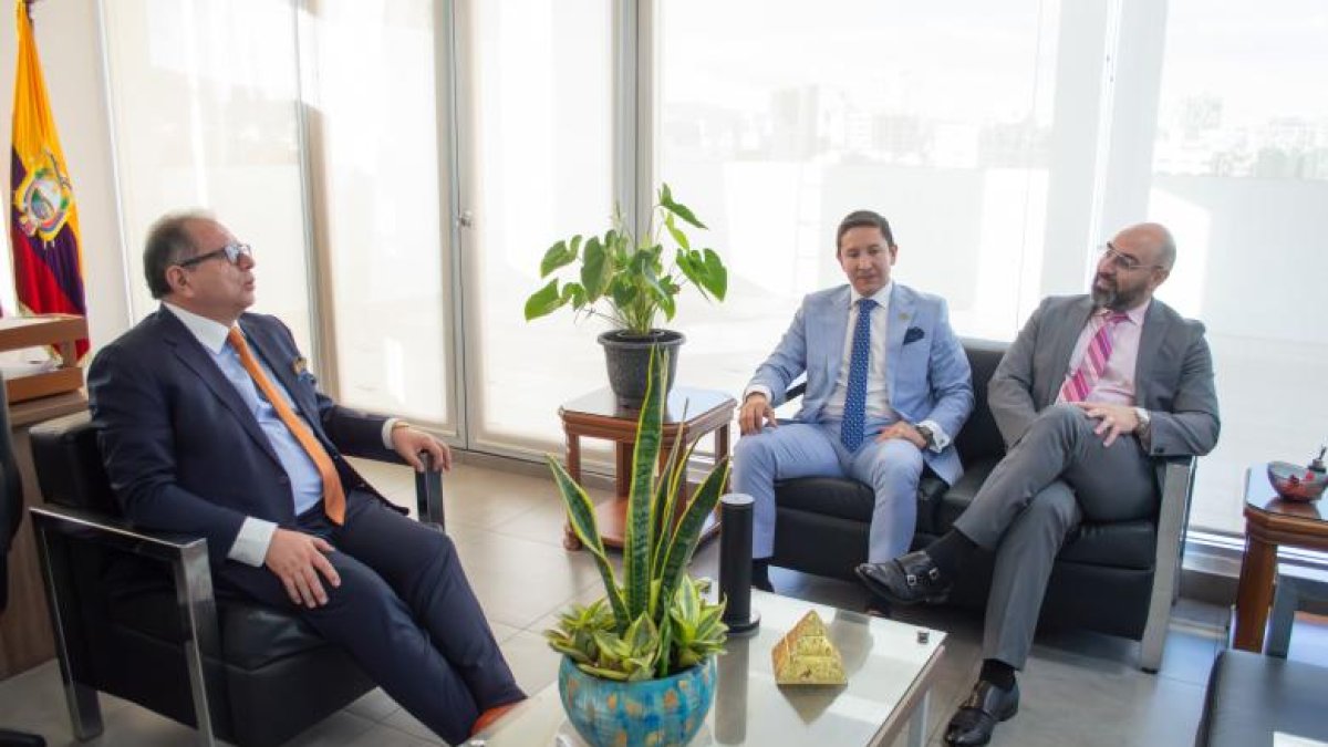 De izquierda a derecha: el juez Fabian Fabara, el director de la Judicatura de Pichincha Henry Gaibor, y el presidente del Consejo de la Judicatura Mario Godoy.