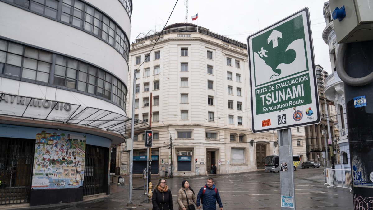 Personas caminan durante una evacuación este miércoles 30 de julio de 2025, en Valparaíso (Chile).