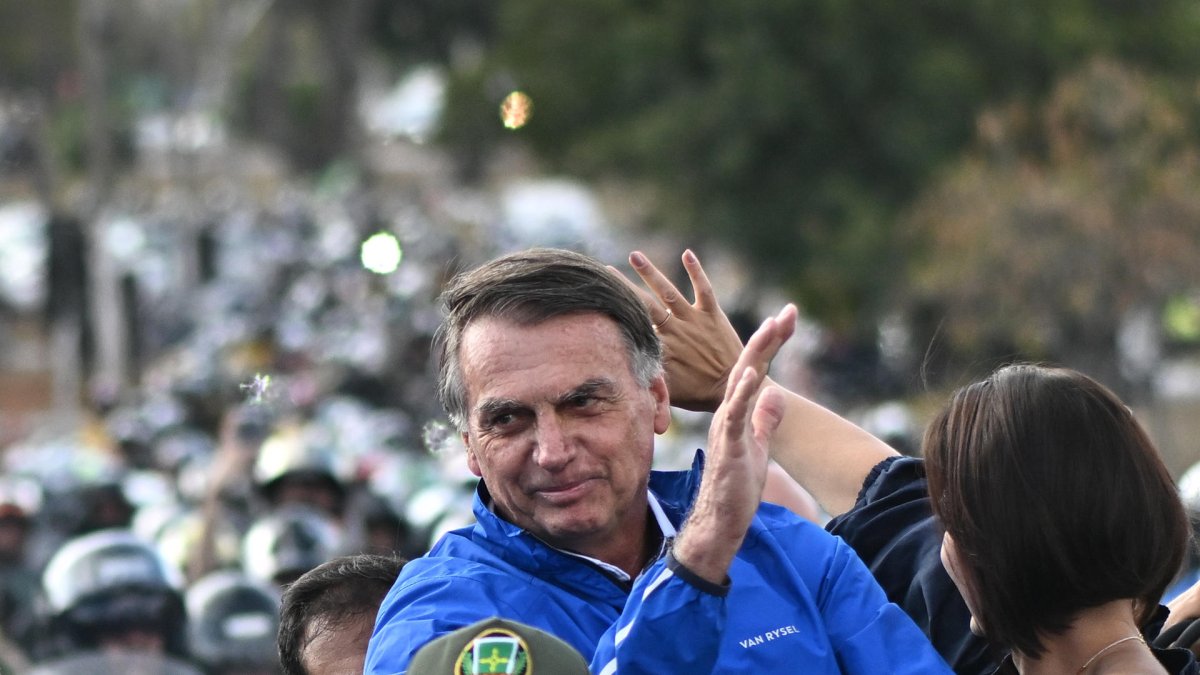 Jair Bolsonaro y su esposa Michelle Bolsonaro participan en el encuentro anual de motociclistas del Capital Moto Week.