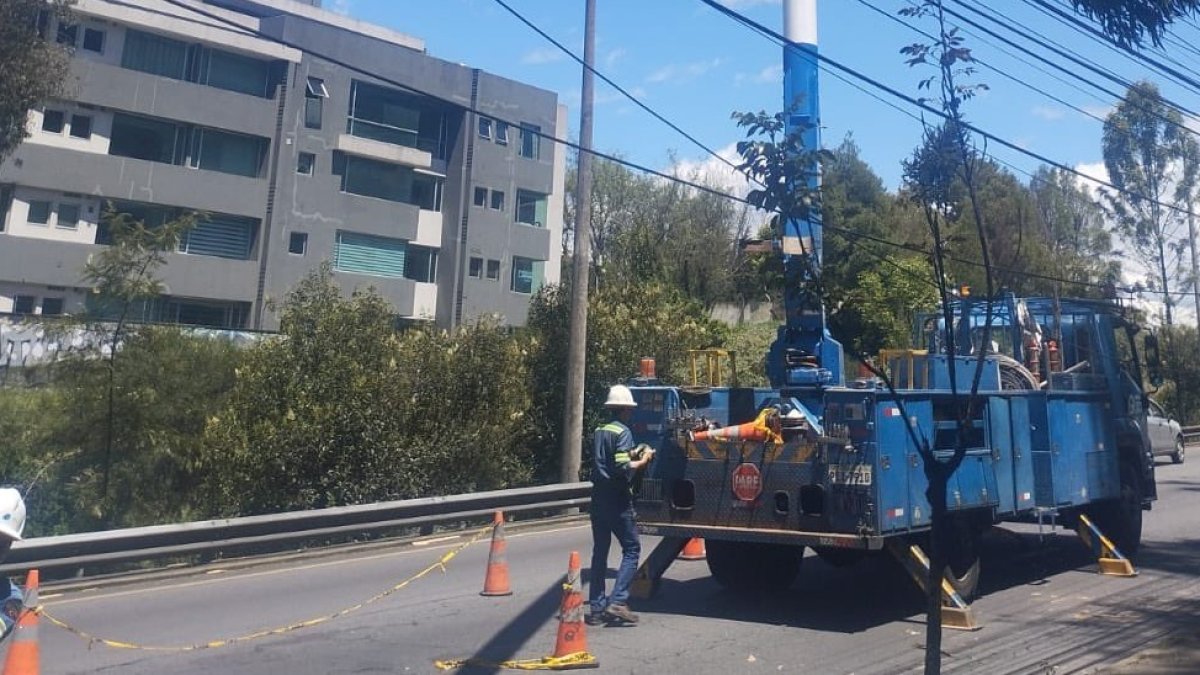 La Empresa Eléctrica dijo que su personal se trasladó a las zonas del norte y valles para revisar los fallos que causaban los cortes de luz en Quito.