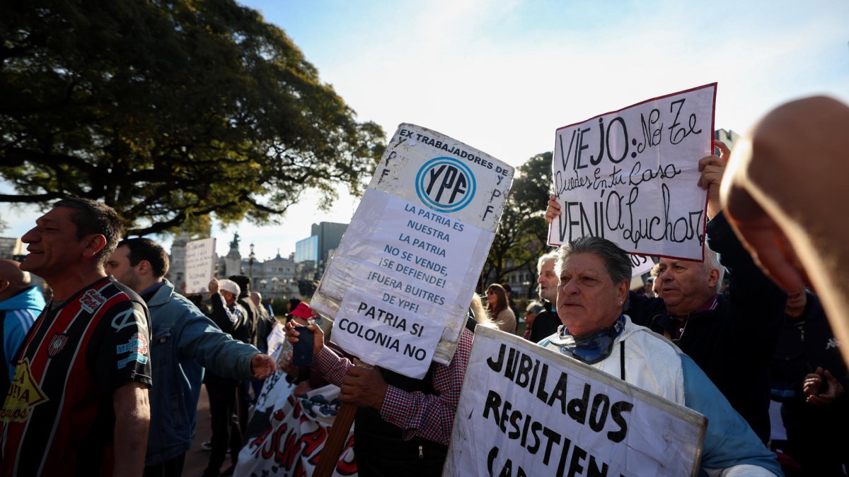 Personas participan en una protesta de jubilados este miércoles 30 de julio de 2025, en Buenos Aires (Argentina).