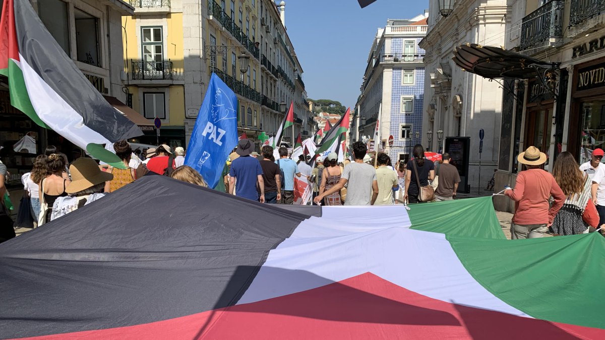 Manifestantes en el centro de Lisboa para pedir por la paz en el Medio Oriente y especialmente para exigir el fin del 