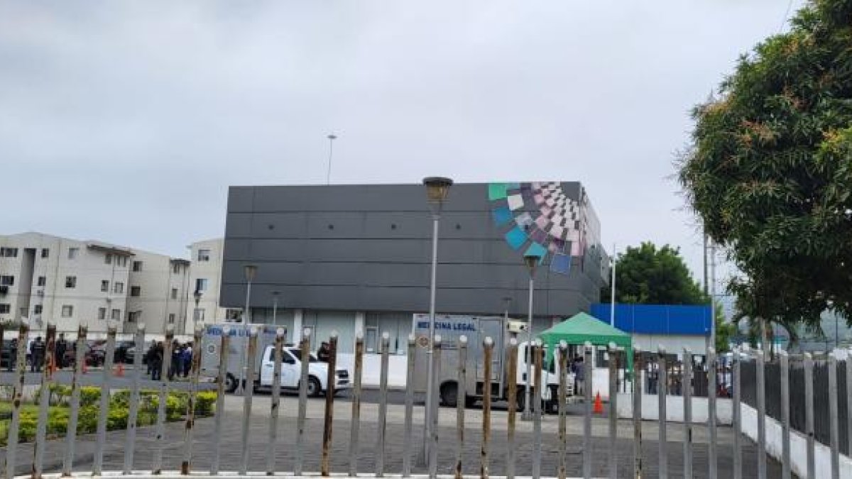 En cuatro vehículos de Medicina Legal se trasladaron los cadáveres hasta un cementerio de Guayas.