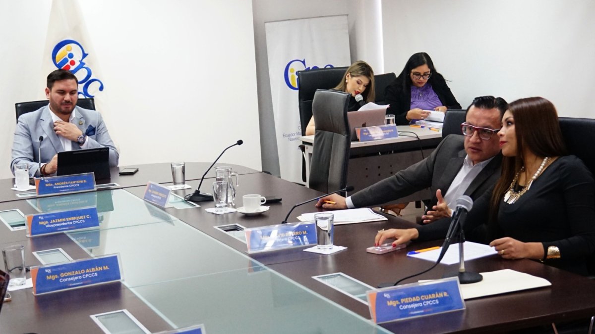 La consejera Piedad Cuarán conversa con el consejero David Rosero, en el pleno del CPCCS.