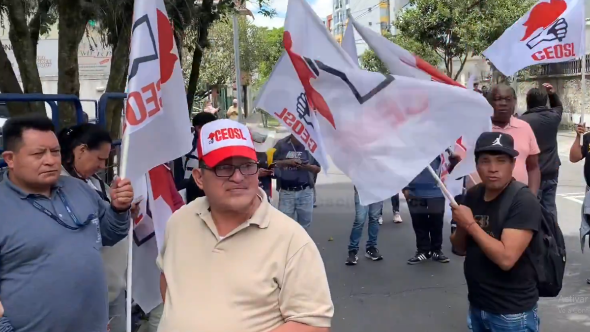 Frente a la Corte Constitucional, trabajadores que integran la Ceosl participaron de un plantón; piden observar la Ley de Integridad Pública.