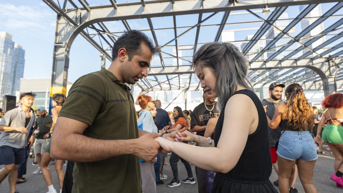 Personas bailando en el puerto 76 de Manhattan durante una clase de salsa, en Nueva York (Estados Unidos).