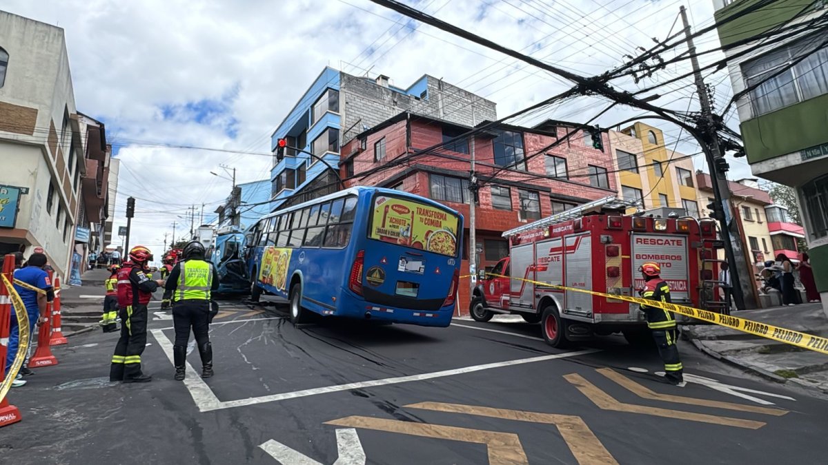 Un vehículo de la Empresa Eléctrica Quito y un bus se chocaron, cuando circulaban por el sector Itchimbía, centro de Quito.
