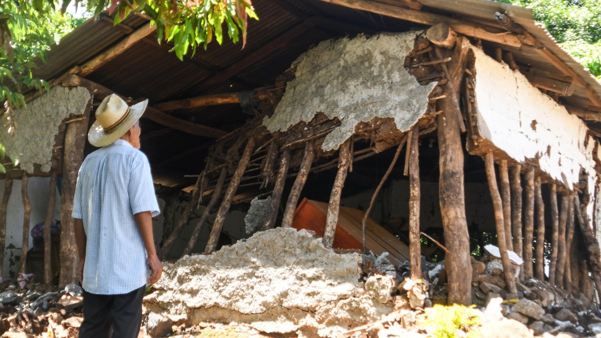 Un hombre observa una vivienda afectada por un sismo este miércoles 30 de julio de 2025, en el caserío San Miguel Comapa, Jutiapa (Guatemala).