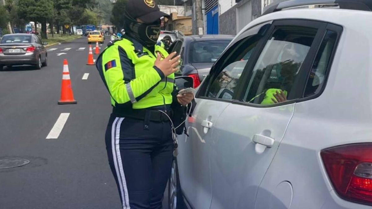Foto representantiva del trabajo de los agentes civiles de tránsito en Quito.