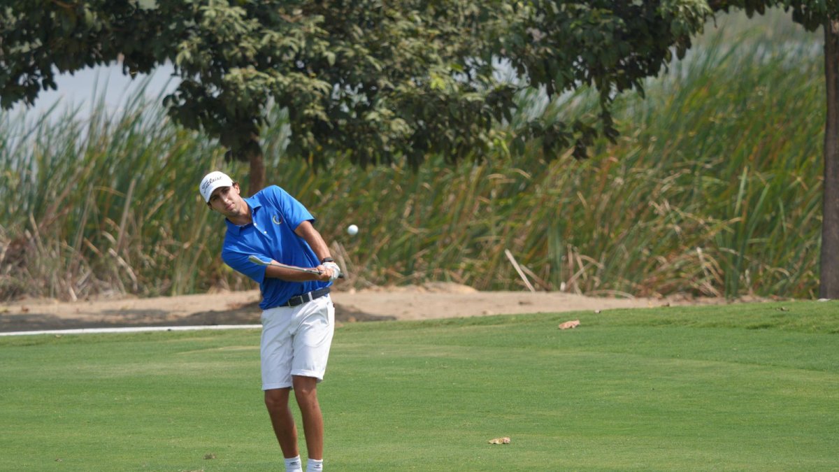 Uno de los integrantes del equipo masculino en su intervención.
