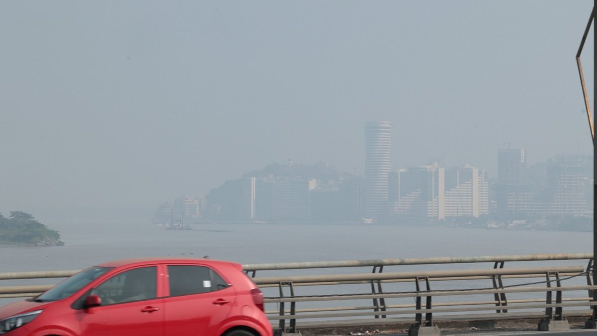 Una capa de niebla cubre el centro y norte de Guayaquil, la tarde de este jueves 31 de julio.