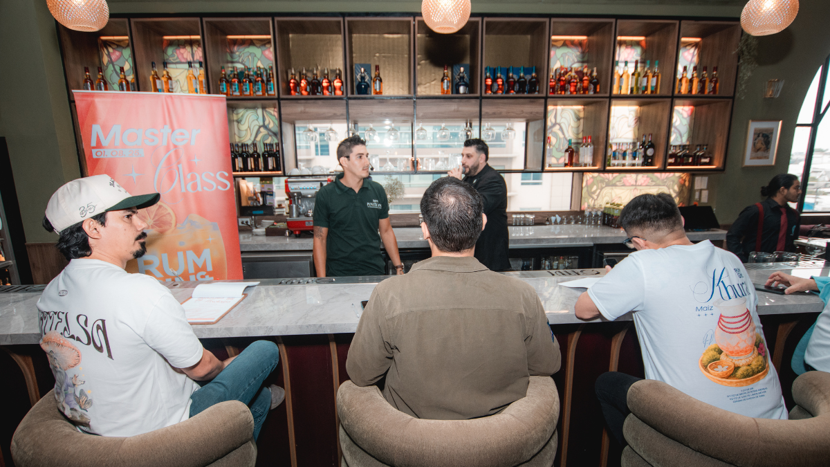 Bartenders de Ecuador, Panamá y Venezuela compitieron con cócteles originales en el Concurso Nacional de Coctelería, como parte del Rum & Gin Congress 2025.