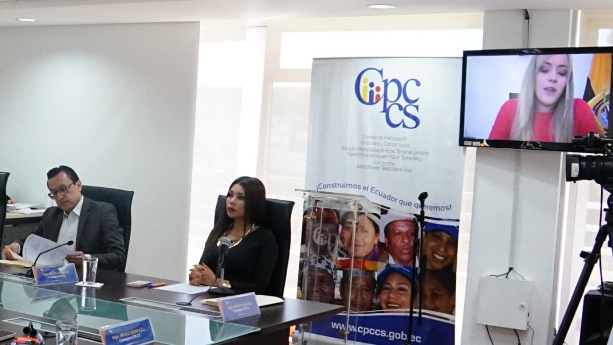 Silencio. Verdezoto se conectó a la sesión vía telemática, pese a estar presente en la sede del CPCCS, en Quito.