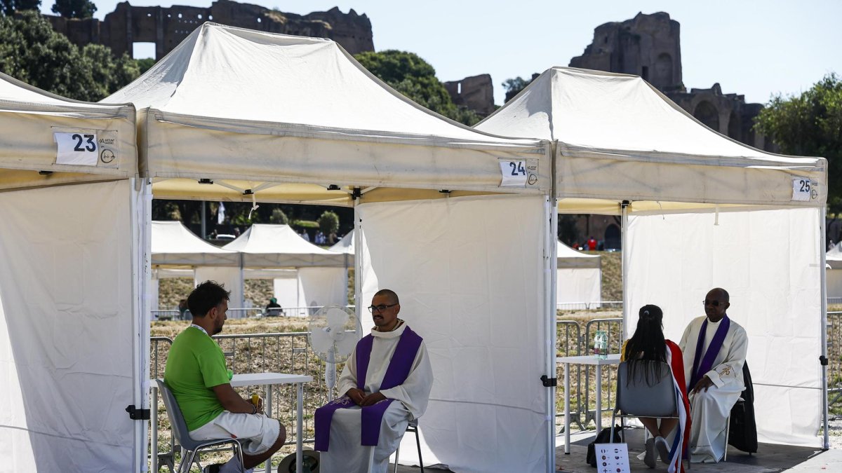 Jóvenes se confiesan durante el Día de la Penitencia por el Jubileo de la Juventud en el Circo Máximo en Roma, Italia, este viernes 1 de agosto de 2025.
