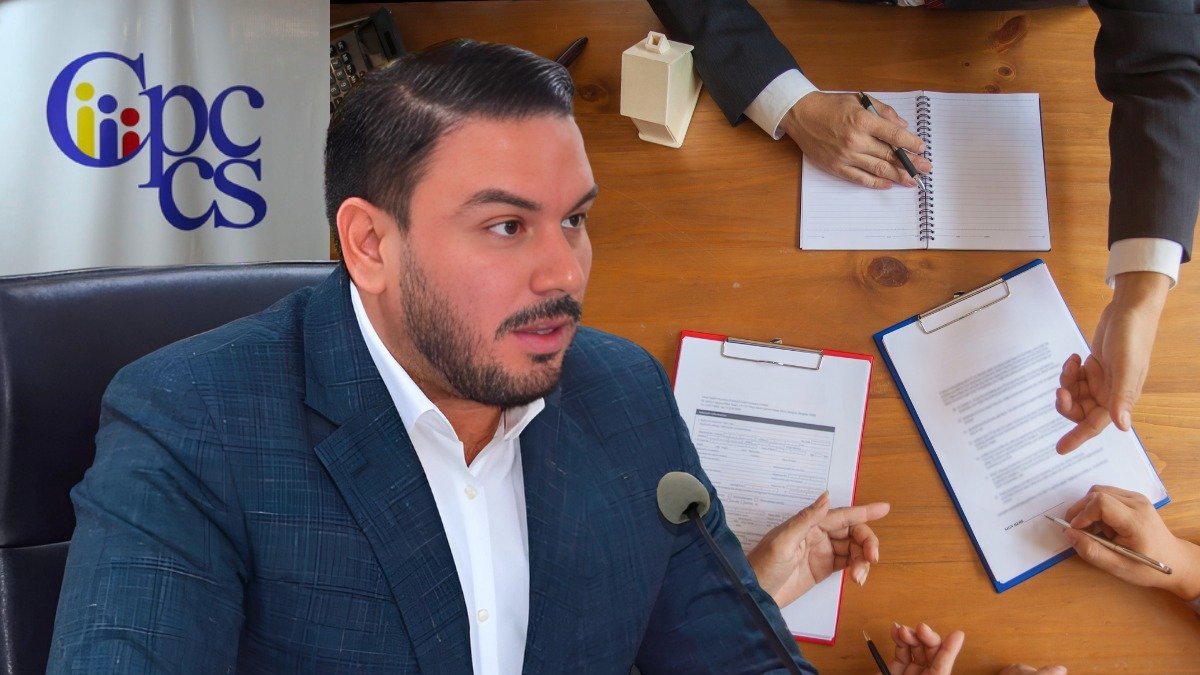 Andrés Fantoni, titular del del Consejo de Participación Ciudadana y Control Social, responde a los miembros de la veeduría ciudadana para la elección del nuevo fiscal del Estado.