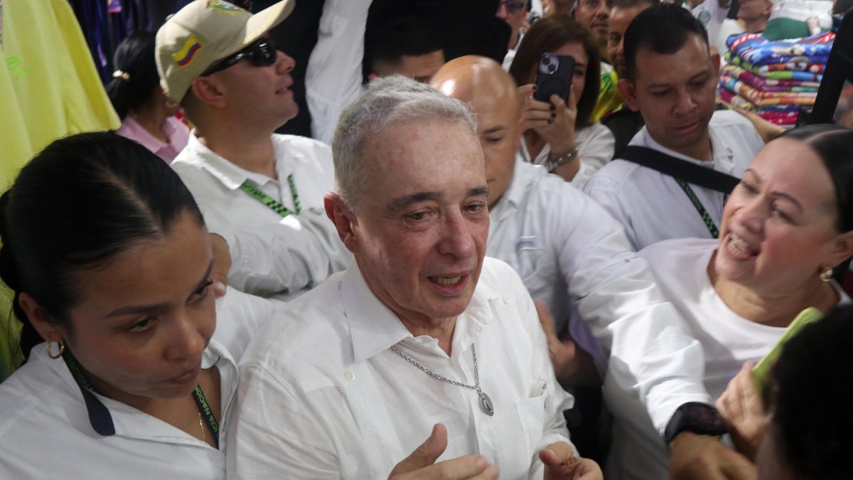 El expresidente colombiano, Álvaro Uribe (c), durante un acto público, en Cúcuta (Colombia).