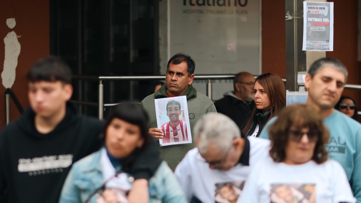 Familiares de víctimas mortales por el uso de fentanilo asisten a una manifestación frente al Hospital Italiano, en La Plata (Argentina).
