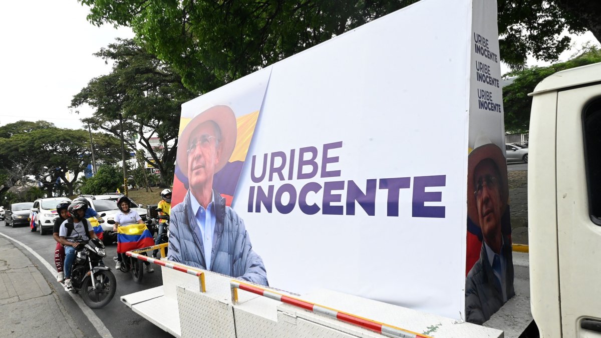 Partidarios del expresidente colombiano Álvaro Uribe participan en una caravana en Cali, Colombia, el 28 de julio de 2025.