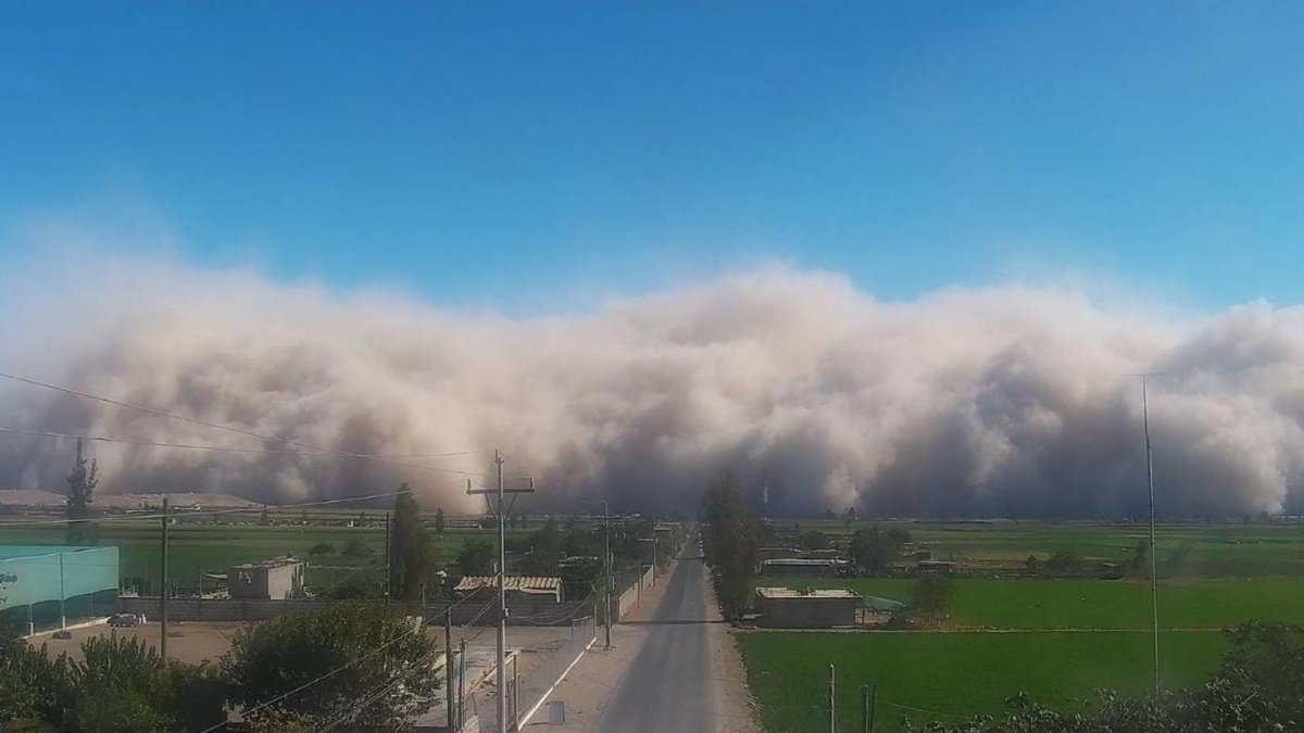 Fotografía que muestra el levantamiento de polvo por fuertes vientos este jueves 31 de julio de 2025, en Arequipa (Perú).