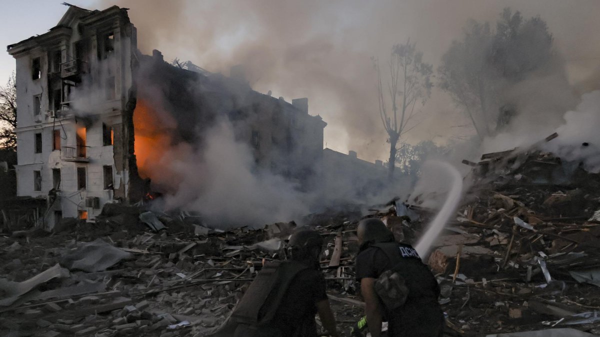 Trabajadores el 31 de julio de 2025, en el lugar de un ataque ruso a un edificio residencial de cinco pisos en Kramatorsk