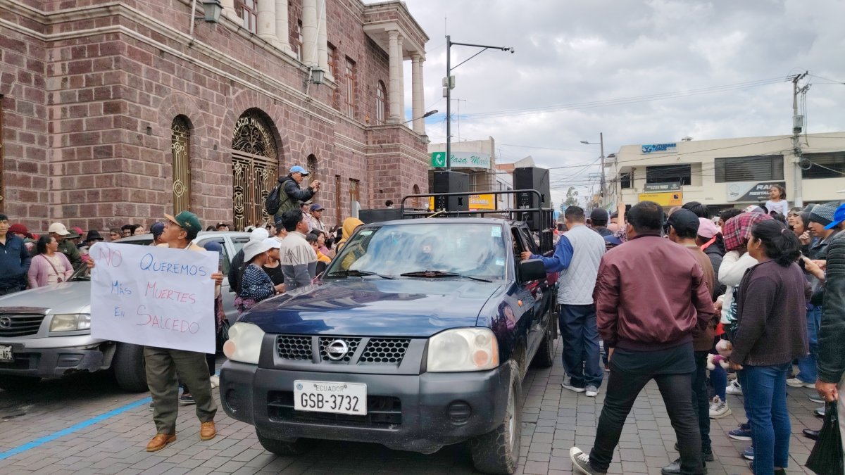 El detenido fue entregado a las autoridades, en la esquina donde se registró incidente, después de recorrer las calles de Salcedo.