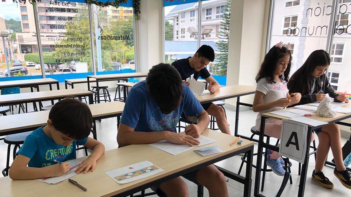 Fotografía de estudiantes en el instituto transnacional Kumon en Ciudad de México (México).
