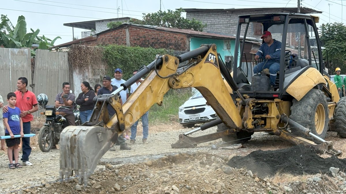La maquinaria alistó el terreno para las obras, anheladas por la comunidad desde hace más de cuatro décadas en este barrio de Babahoyo.