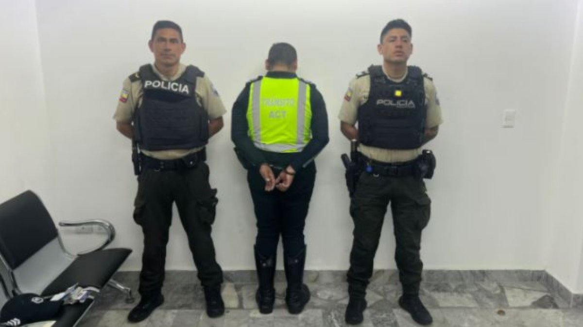 Detienen a hombre que fingía ser agente de tránsito en el norte de Quito. Había sido destituido de la AMT