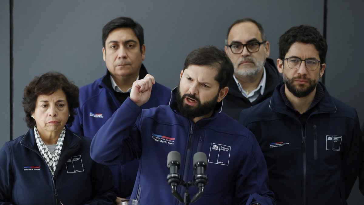 El presidente de Chile, Gabriel Boric (c), habla junto a la ministra de minería, Aurora Williams (i), y otras autoridades durante una rueda de prensa este sábado 2 de agosto.