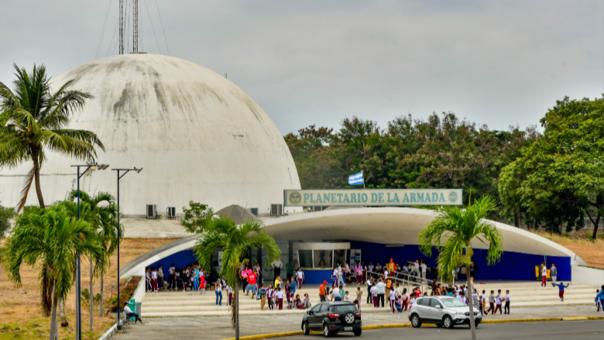 Escenario. Cientos de menores de edad llegan hasta el Planetario de la Armada, ubicado al sur de Guayaquil.