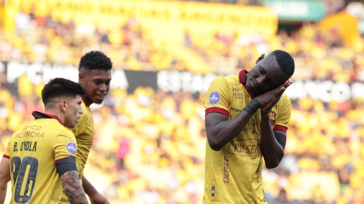 Janner Corozo en el festejo del segundo gol de Barcelona.