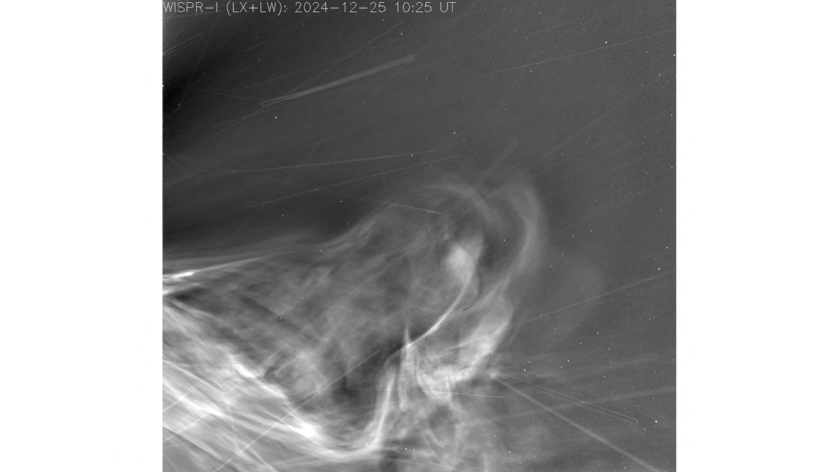 Real. Fotografía muestra el viento solar saliendo de la atmósfera exterior del Sol, la corona.