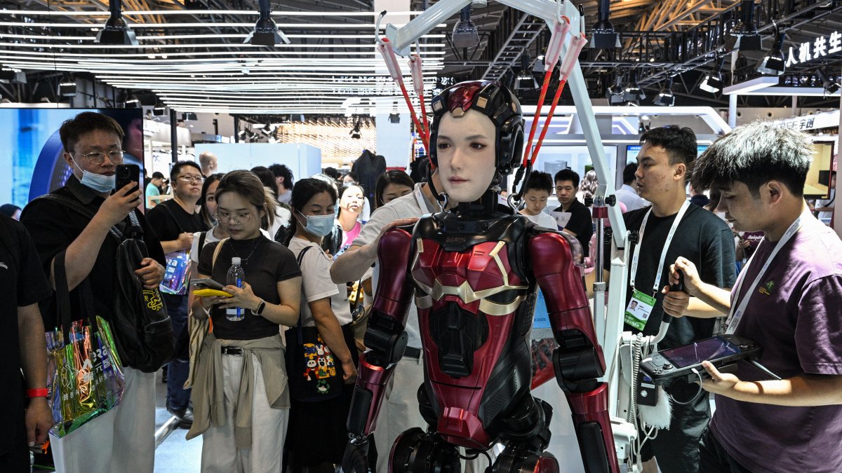 Un robot humanoide de Digit es transportado para una exhibición durante la Conferencia Mundial de Inteligencia Artificial (WAIC).