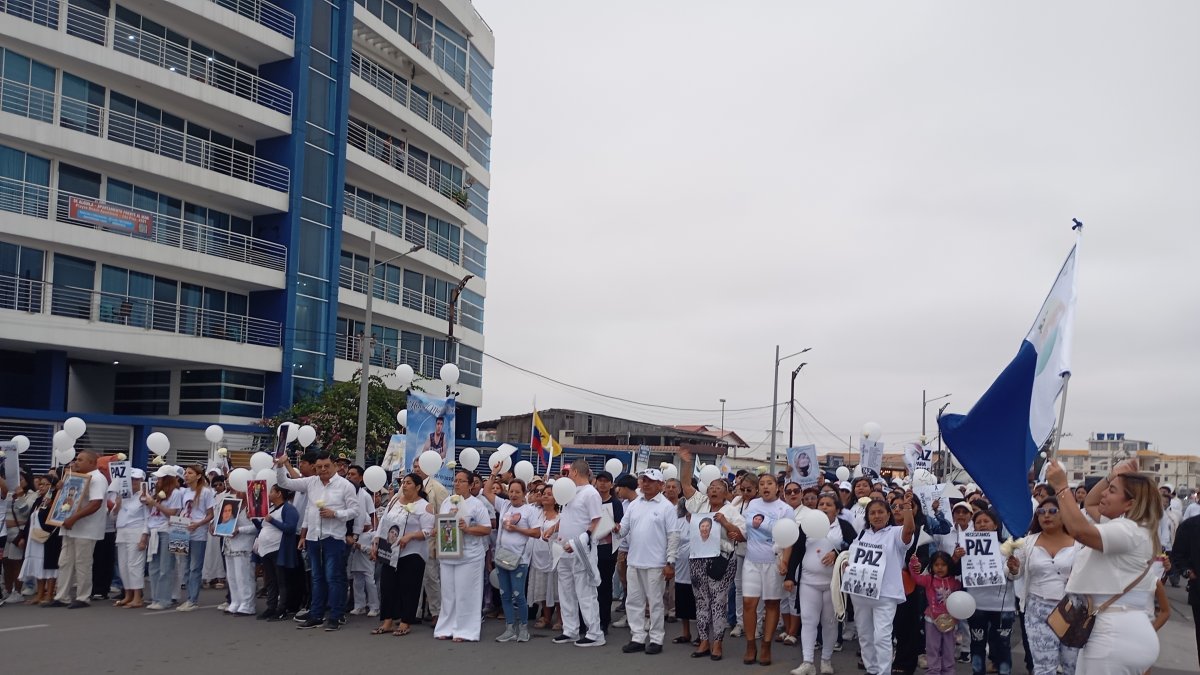 habitantes de General Villamil Playas alzaron su voz contra la violencia que azota al cantón.